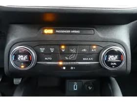 Ford Focus Wagon 1.0 EcoBoost Titanium Business thumbnail 26