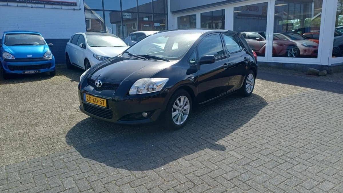 Toyota Auris — foto 1