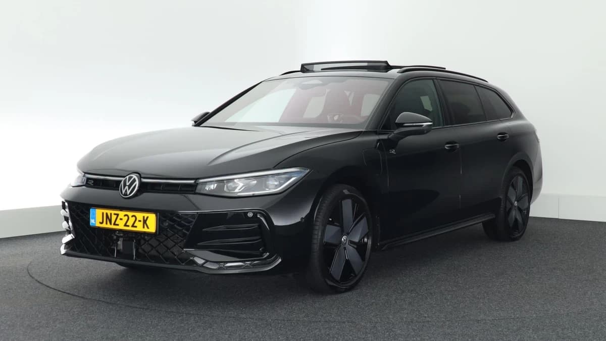 Volkswagen Passat Variant 1.5 272pk eHybrid R-Line Edition Black Style Trekhaak 360Camera harman/kardon Massage Navigatie Panoramadak — foto 1