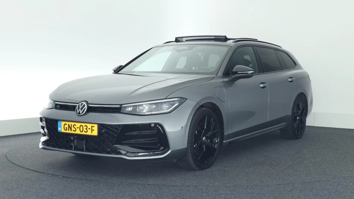 Volkswagen Passat Variant 1.5 eHybrid 204pk R-Line Edition Black Style Trekhaak Camera Head-Up Panoramadak Leder Memory Stoelverwarming Keyless Navigatie — foto 1