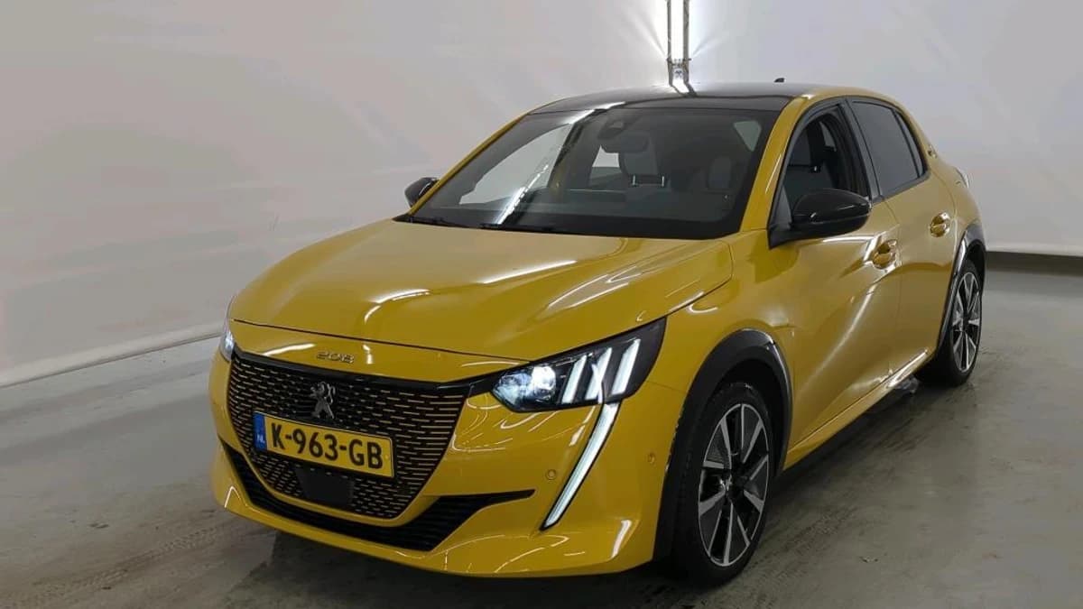 Peugeot E-208 EV GT 50kWh 136pk SOH 90% Panoramadak Adaptive Cruise Camera Navigatie Stoelverwarming — foto 1