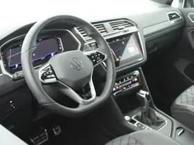 Volkswagen Tiguan 1.5 TSI 150pk DSG R-Line Business+ Black Style Trekhaak Camera harman/kardon Keyless Head-Up Keyless Panoramadak Navigatie thumbnail 3