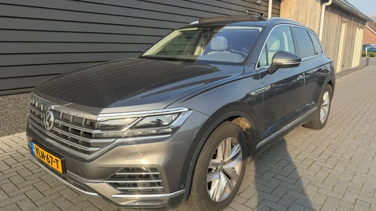 Volkswagen Touareg 3.0 TDI 230pk R-Line Grijs kenteken Panoramadak Trekhaak Luchtvering Matrix Camera Keyless — foto 1