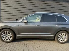Volkswagen Touareg 3.0 TDI 230pk R-Line Grijs kenteken Panoramadak Trekhaak Luchtvering Matrix Camera Keyless thumbnail 2