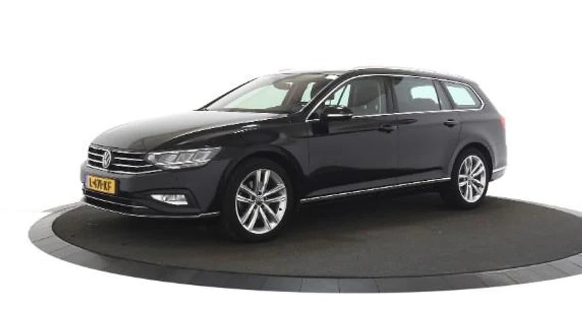 Volkswagen Passat Variant 1.5 TSI 150pk DSG R-Line Business + HUD Trekhaak Camera Keyless Navigatie Voorruitverwarming — foto 1