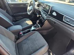 Volkswagen T-Roc thumbnail 2