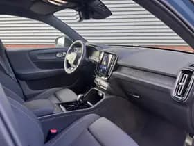 Volvo XC40 thumbnail 3