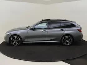 BMW 3 Serie Touring 318i M Sport / Pano / 19 inch / Adap. Cruise / Géén Afleverkost thumbnail 2