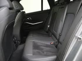 BMW 3 Serie Touring 318i M Sport / Pano / 19 inch / Adap. Cruise / Géén Afleverkost thumbnail 21