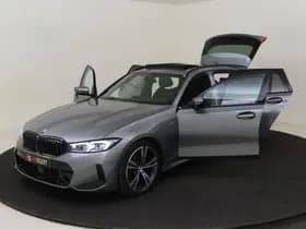 BMW 3 Serie Touring 318i M Sport / Pano / 19 inch / Adap. Cruise / Géén Afleverkost thumbnail 9