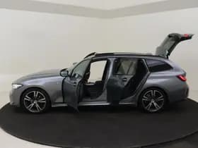 BMW 3 Serie Touring 318i M Sport / Pano / 19 inch / Adap. Cruise / Géén Afleverkost thumbnail 10