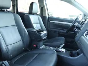 Mitsubishi Outlander thumbnail 4