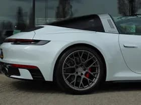 Porsche 911 thumbnail 12