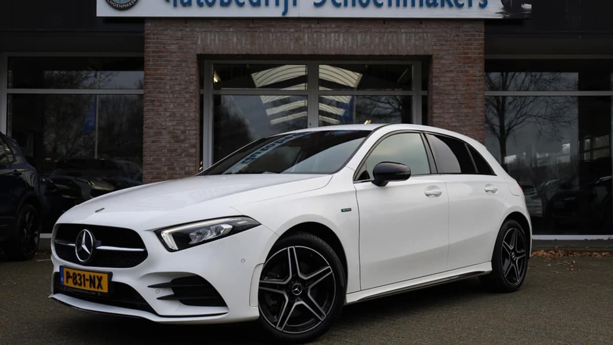 Mercedes-Benz A-Klasse 250 e Premium AMG — foto 1