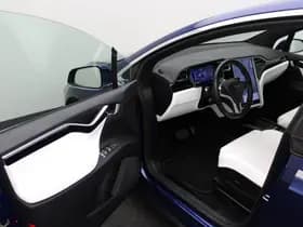 Tesla Model X 90D Base thumbnail 6