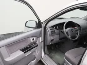 Kia Carens 1.6-16V LX thumbnail 4