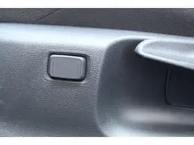 Toyota C-HR 1.8 Hybrid 140 First Edition Bi-tone thumbnail 10