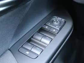 Toyota C-HR 1.8 Hybrid 140 First Edition Bi-tone thumbnail 19