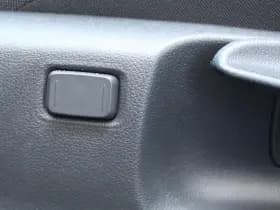 Toyota C-HR 1.8 Hybrid 140 First Edition Bi-tone thumbnail 10