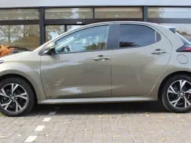 Toyota Yaris 1.5 Hybrid 115 First Edition Comfort Pack thumbnail 5