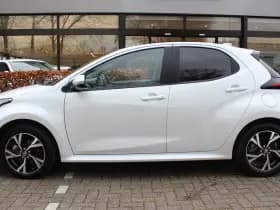 Toyota Yaris 1.5 Hybrid 115 First Edition Comfort Pack thumbnail 2