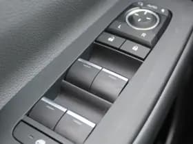 Toyota Prius 2.0 Plug-in Executive thumbnail 32