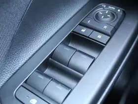 Toyota C-HR 1.8 Hybrid 140 First Edition Bi-Tone thumbnail 19