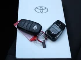 Toyota C-HR 1.8 Hybrid 140 First Edition Bi-Tone thumbnail 30