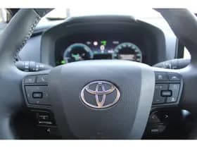 Toyota C-HR thumbnail 4