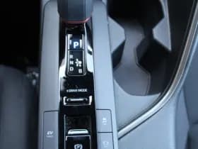 Toyota C-HR 1.8 Hybrid 140 First Edition Bi-Tone thumbnail 14