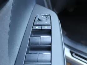 Toyota C-HR 1.8 Hybrid 140 First Edition Bi-Tone thumbnail 22