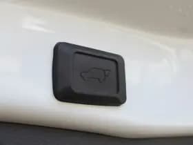 Toyota RAV4 2.5 Hybrid AWD Style Bi-Tone thumbnail 9