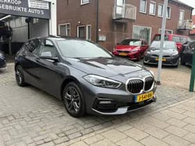 BMW 1-serie 118i High Executive Edition, Panoramadak,Apple Carplay/Android,Stoelverwarming,Navigatie,Achteruitrij camera thumbnail 3