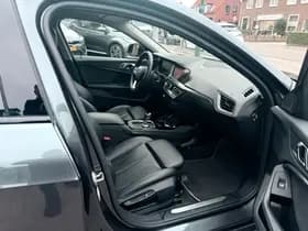 BMW 1-serie 118i High Executive Edition, Panoramadak,Apple Carplay/Android,Stoelverwarming,Navigatie,Achteruitrij camera thumbnail 28