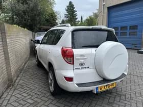 Toyota RAV4 thumbnail 3