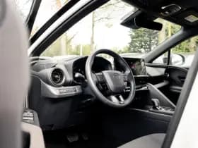 Toyota C-HR 1.8 Full Hybrid First Edition | Bi-Tone | Apple carplay | Stoel en Stuurverwarming | PDC | Navigatie | Adaptieve cruise | Achter thumbnail 2