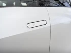 Toyota C-HR 1.8 Full Hybrid First Edition | Bi-Tone | Apple carplay | Stoel en Stuurverwarming | PDC | Navigatie | Adaptieve cruise | Achter thumbnail 20