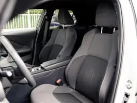 Toyota C-HR 1.8 Full Hybrid First Edition | Bi-Tone | Apple carplay | Stoel en Stuurverwarming | PDC | Navigatie | Adaptieve cruise | Achter thumbnail 3