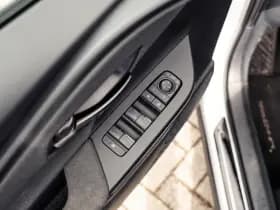 Toyota C-HR 1.8 Full Hybrid First Edition | Bi-Tone | Apple carplay | Stoel en Stuurverwarming | PDC | Navigatie | Adaptieve cruise | Achter thumbnail 22