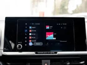 Toyota C-HR 1.8 Full Hybrid First Edition | Bi-Tone | Apple carplay | Stoel en Stuurverwarming | PDC | Navigatie | Adaptieve cruise | Achter thumbnail 25