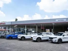 Toyota C-HR 1.8 Full Hybrid First Edition | Bi-Tone | Apple carplay | Stoel en Stuurverwarming | PDC | Navigatie | Adaptieve cruise | Achter thumbnail 34