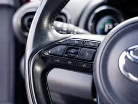 Toyota Yaris 1.5 Hybrid Style Bi-Tone | Climate control | Automaat | Adaptive cruise control | Achteruitrijcamera | 4 Seizoenen banden | 10 j thumbnail 14