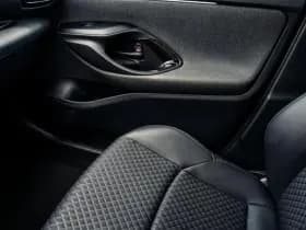 Toyota Yaris 1.5 Hybrid Style Bi-Tone | Climate control | Automaat | Adaptive cruise control | Achteruitrijcamera | 10 jaar garantie thumbnail 31