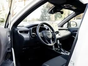 Toyota Corolla Cross 2.0 Full Hybrid Dynamic Automaat | Panoramadak | All Season banden | Adaptieve cruisecontrol | Stuurverwarming | Stoelverwarming thumbnail 2