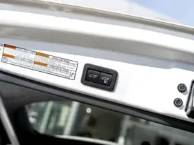 Toyota Corolla Cross 2.0 Full Hybrid Dynamic Automaat | Panoramadak | All Season banden | Adaptieve cruisecontrol | Stuurverwarming | Stoelverwarming thumbnail 13