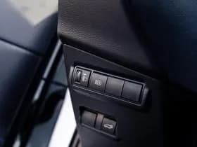 Toyota Corolla Cross 2.0 Full Hybrid Dynamic Automaat | Panoramadak | All Season banden | Adaptieve cruisecontrol | Stuurverwarming | Stoelverwarming thumbnail 29