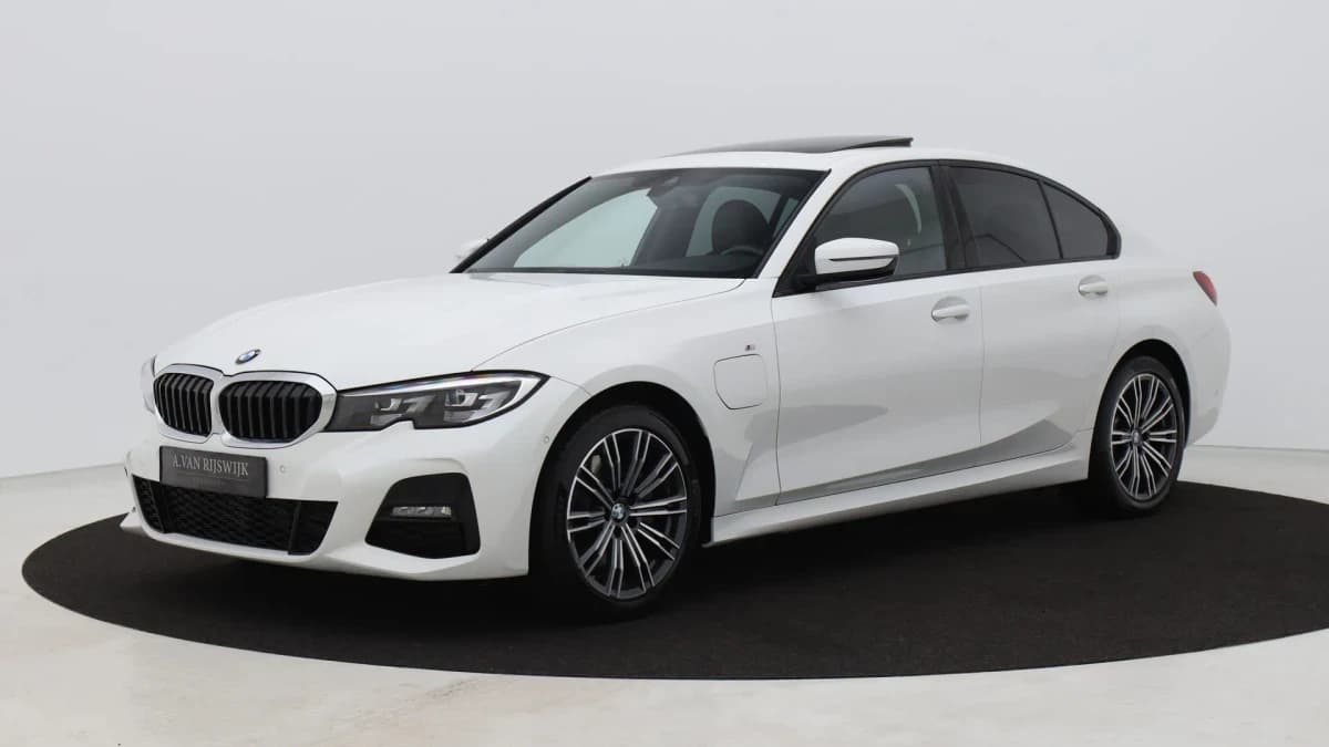 BMW 3-serie serie 320e m sport pano camera memory stoelverwarming trekhaak — foto 1