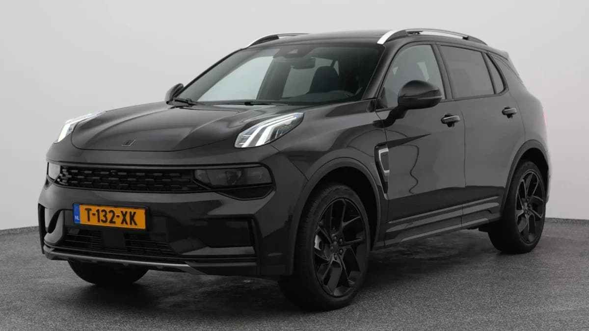 Lynk & 01 1 5 plug in hybrid 360 black zwarte hemel nld auto — foto 1