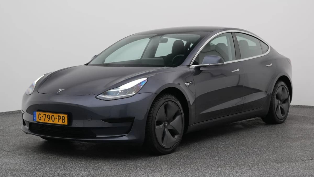 Tesla Model — foto 1