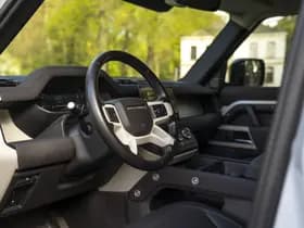 Land Rover Defender thumbnail 7